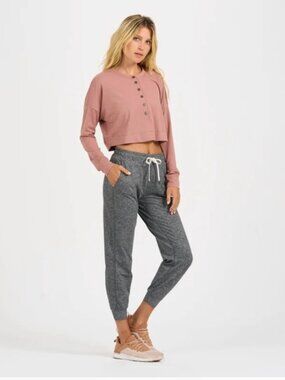 Vuori Avalon Henley Long Sleeve Cropped Shirt in Light Terracotta size XS